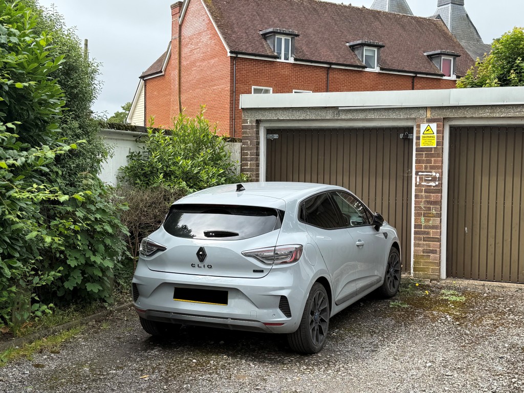 Lot: 9 - THREE LOCK-UP GARAGES IN ATTRACTIVE MARKET TOWN - Garage 14